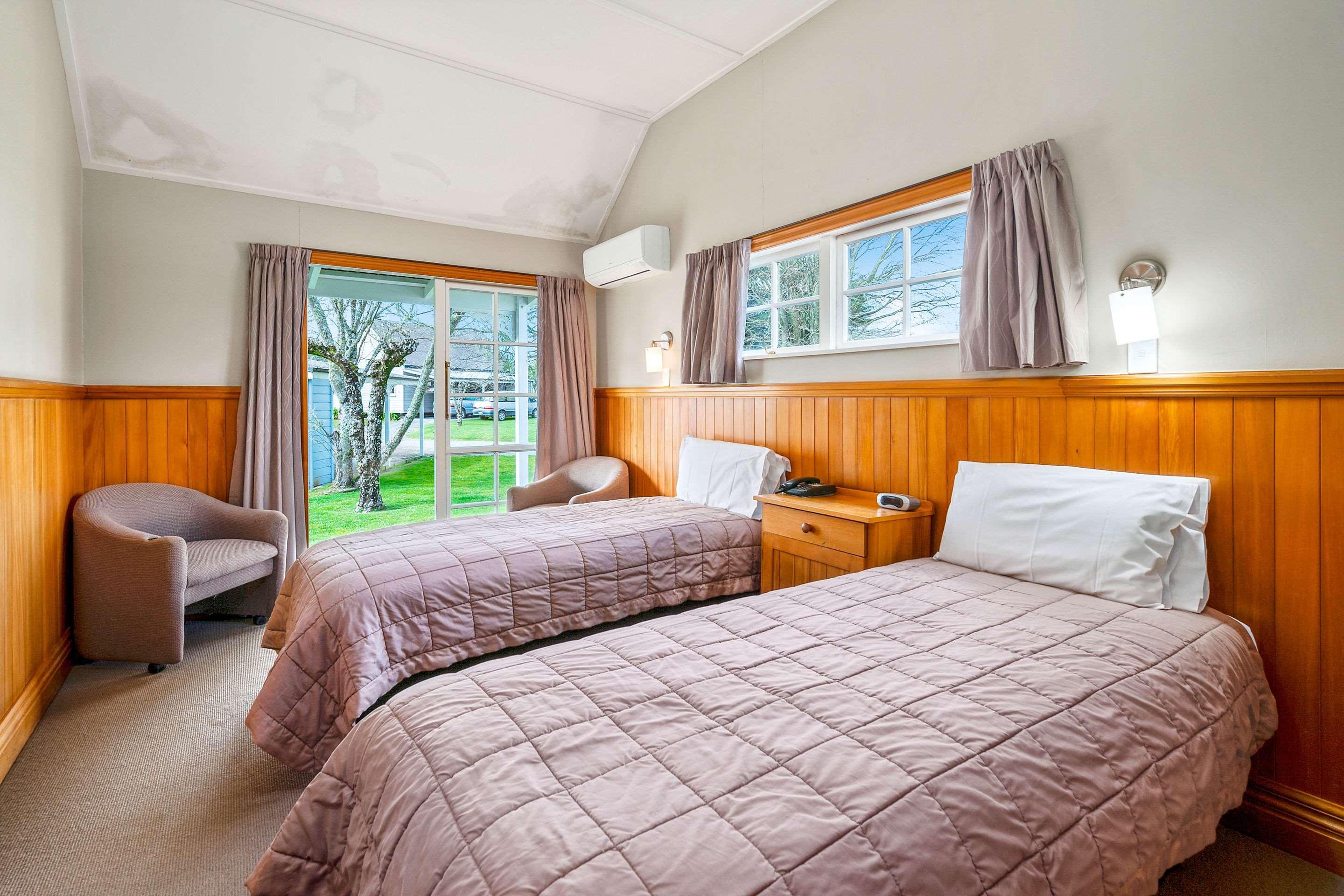胡卡瀑布品质度假村 陶波 外观 照片 A typical motel room