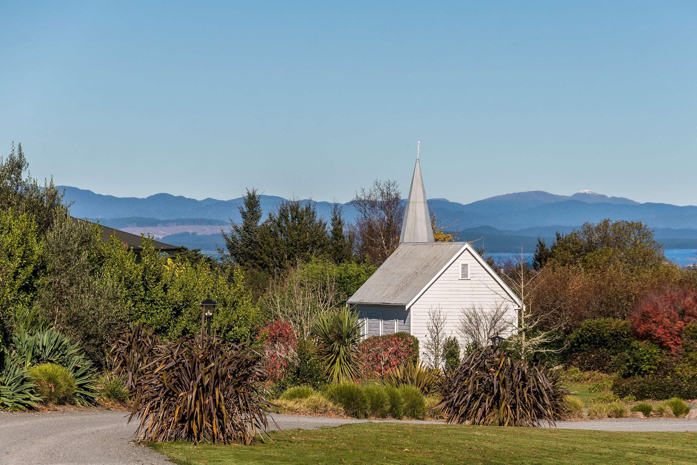 胡卡瀑布品质度假村 陶波 外观 照片 The church in 2014
