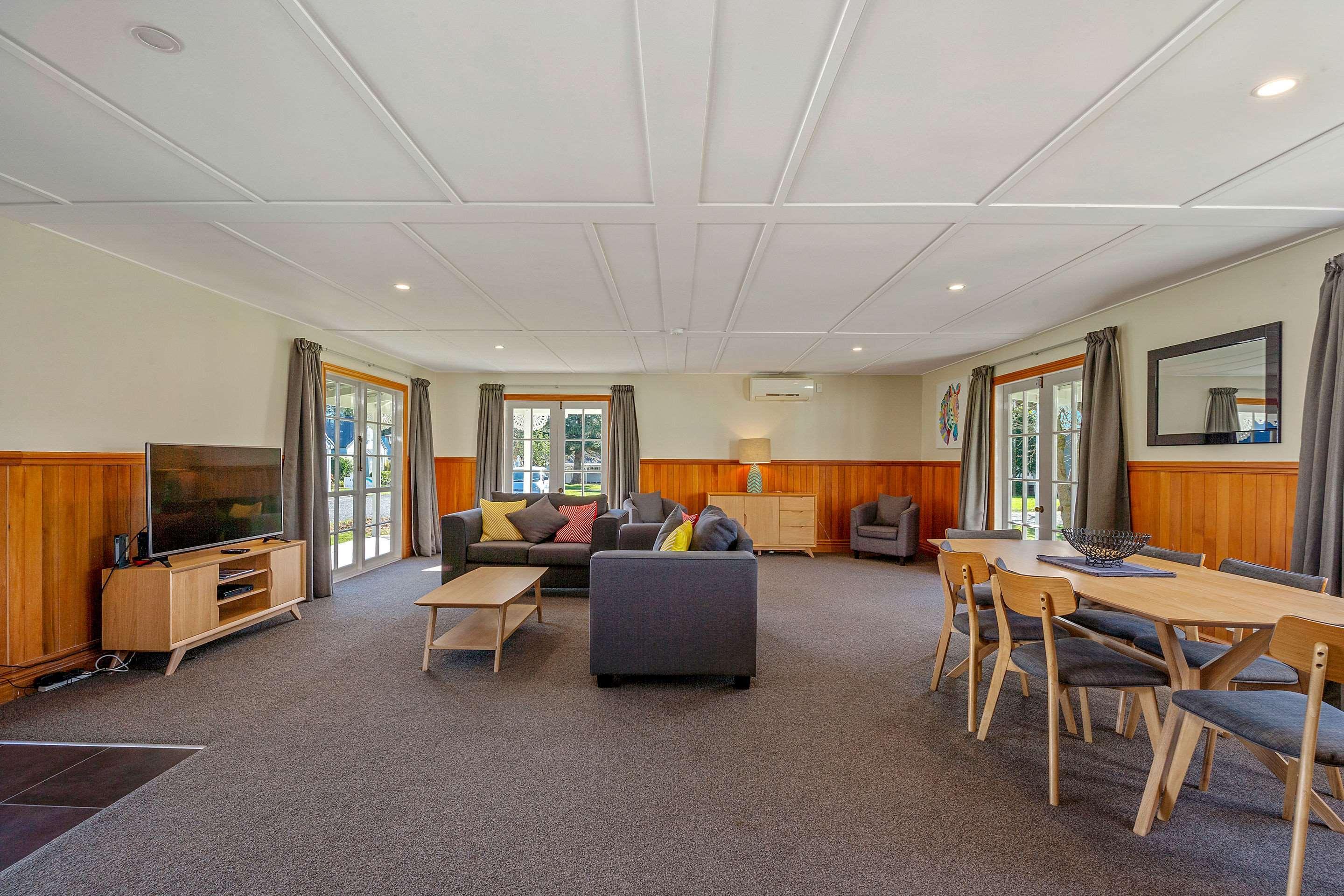 胡卡瀑布品质度假村 陶波 外观 照片 The common room at the University of Waikato's Melville Hall