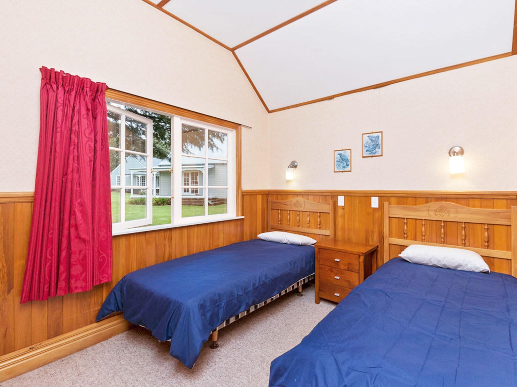 胡卡瀑布品质度假村 陶波 外观 照片 A typical bedroom at the lodge
