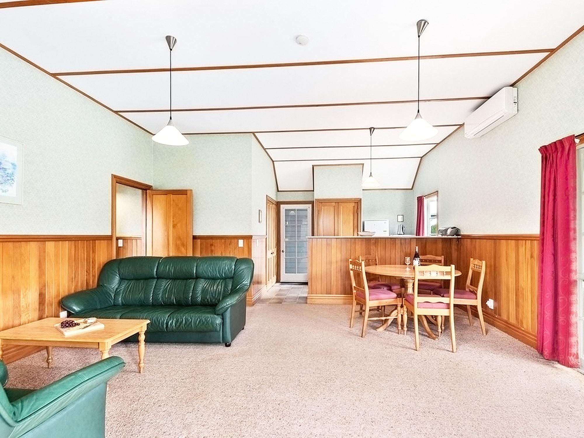 胡卡瀑布品质度假村 陶波 外观 照片 The interior of the station building
