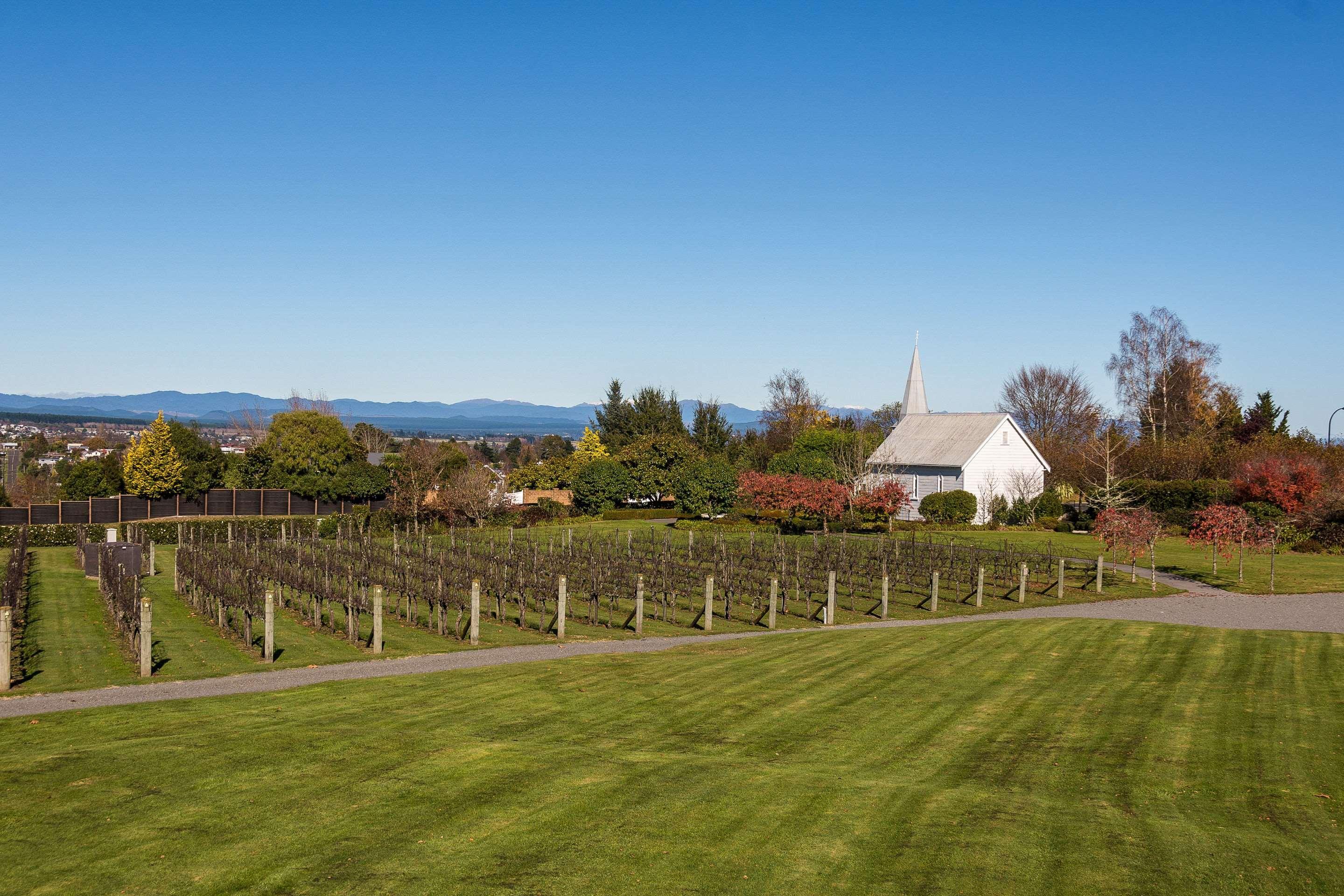 胡卡瀑布品质度假村 陶波 外观 照片 The church and the vineyard