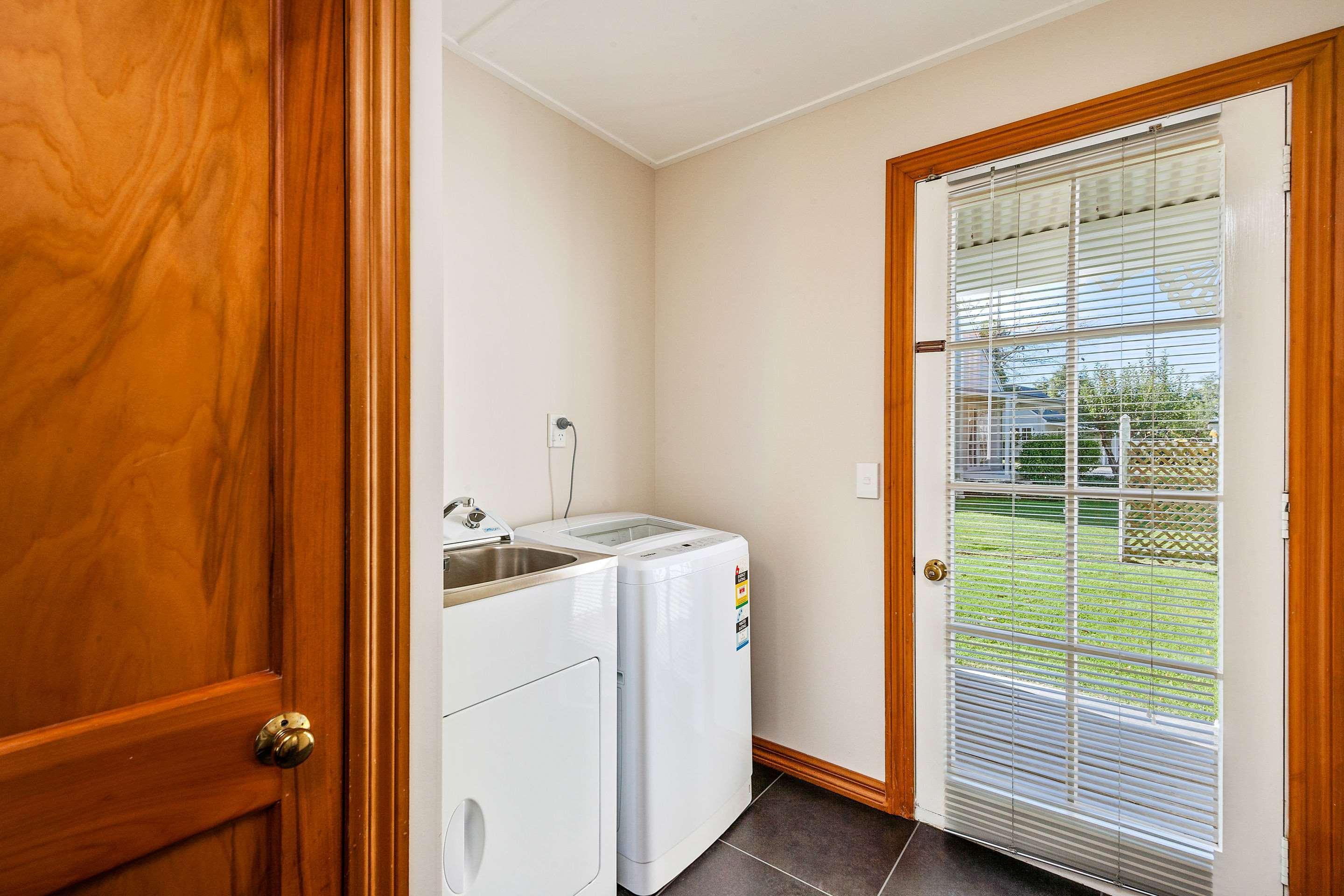 胡卡瀑布品质度假村 陶波 外观 照片 A laundry room in a house