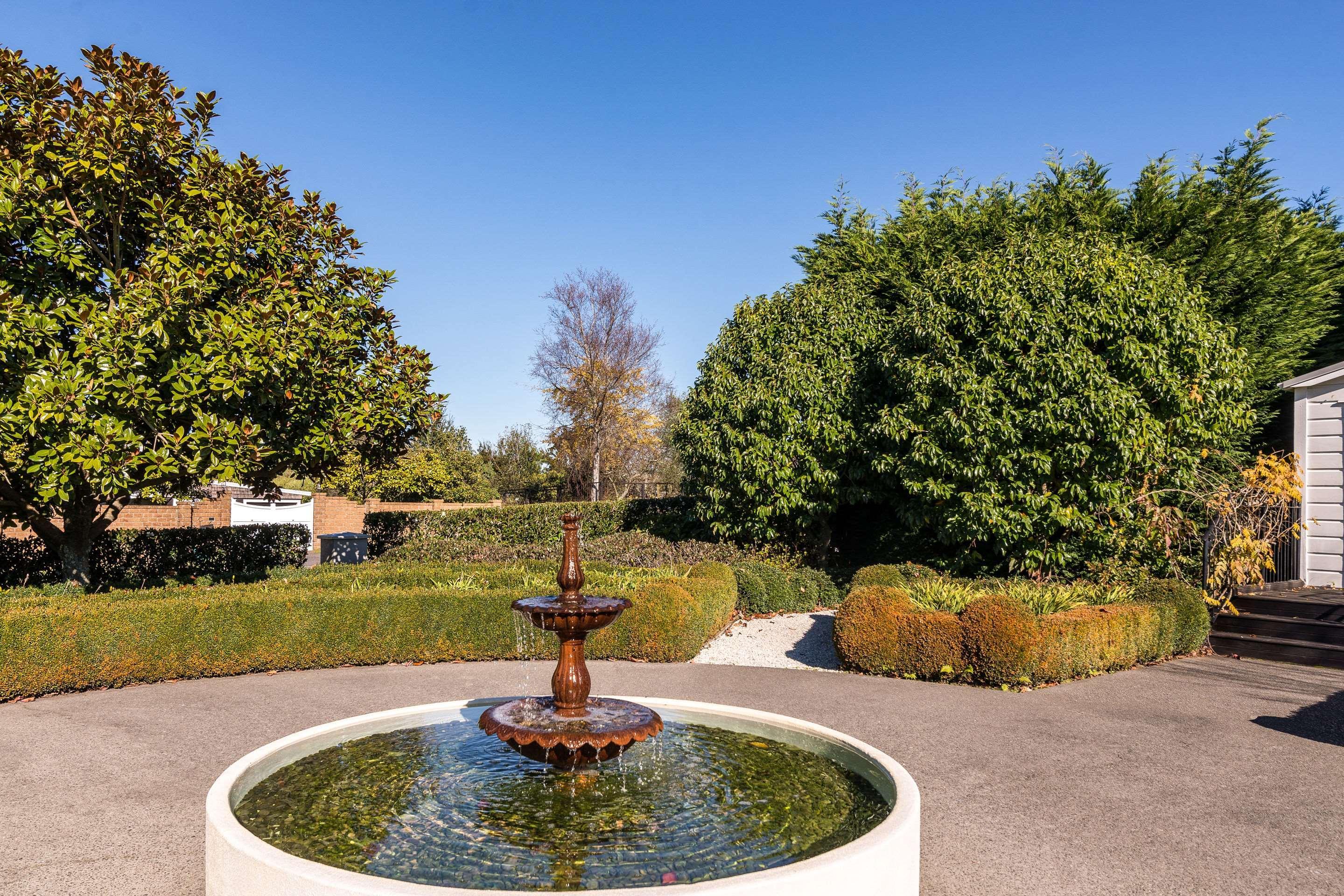 胡卡瀑布品质度假村 陶波 外观 照片 Fountain at the entrance of the park