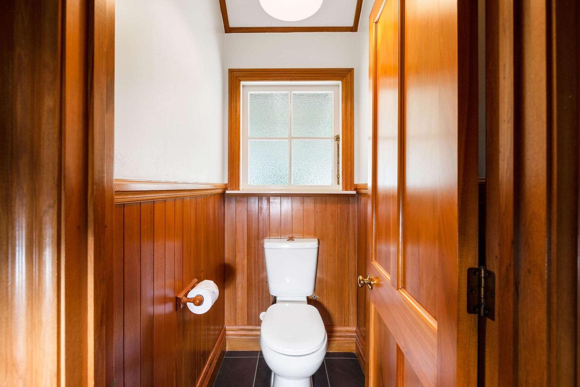 胡卡瀑布品质度假村 陶波 外观 照片 A toilet in a house