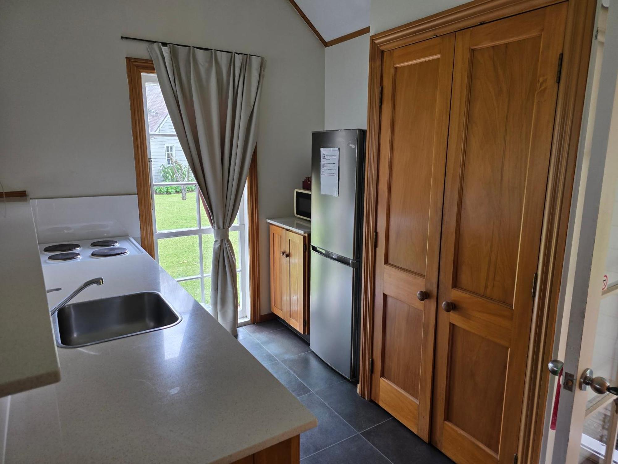 胡卡瀑布品质度假村 陶波 外观 照片 Kitchen in a typical one-bedroom apartment