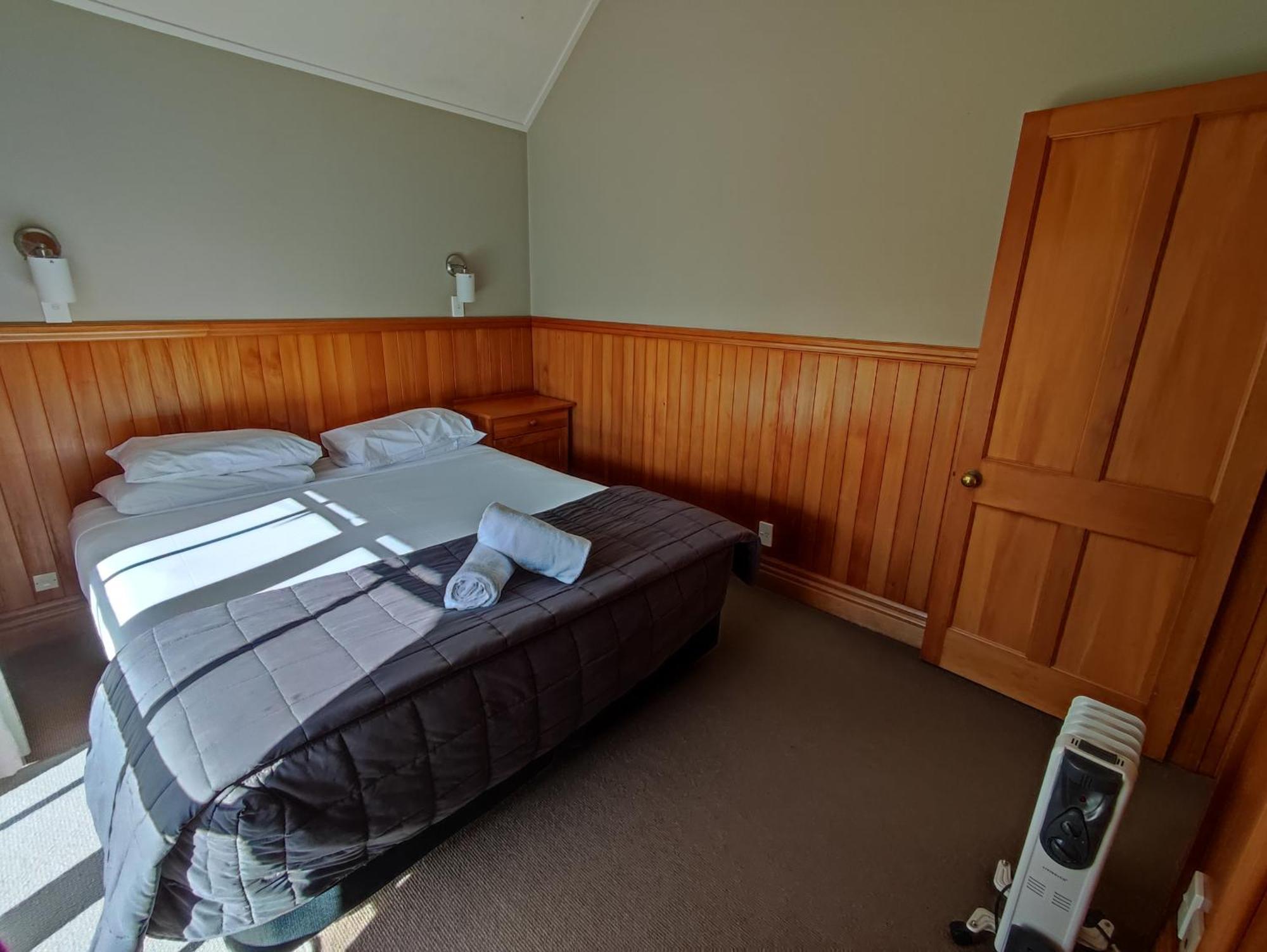 胡卡瀑布品质度假村 陶波 外观 照片 A bedroom in a motel