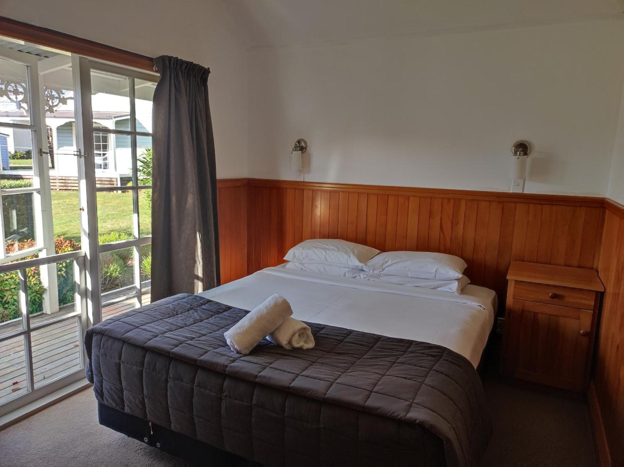 胡卡瀑布品质度假村 陶波 外观 照片 A bedroom in a motel