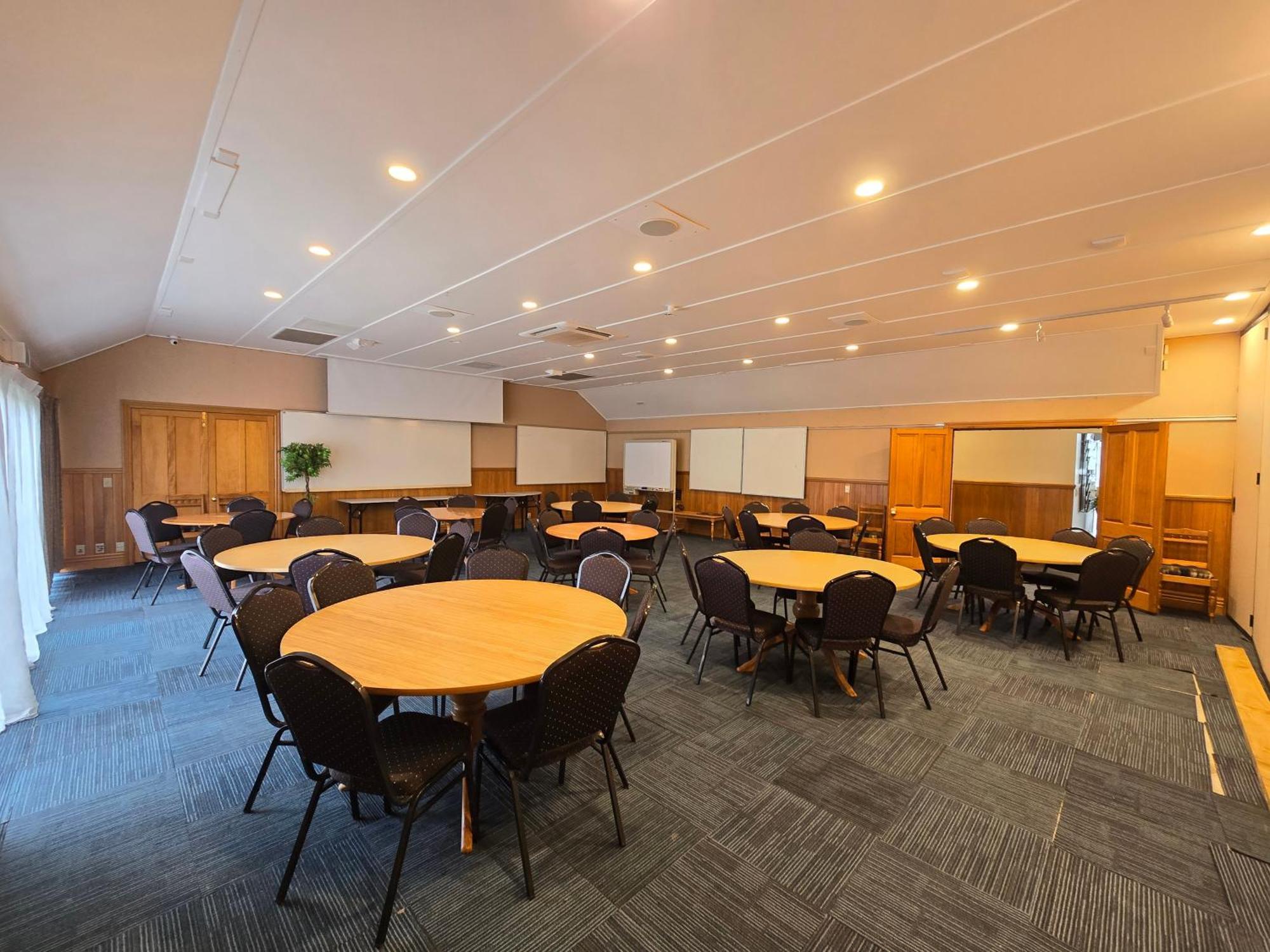胡卡瀑布品质度假村 陶波 外观 照片 The meeting room at the National Institute of Water and Atmospheric Research