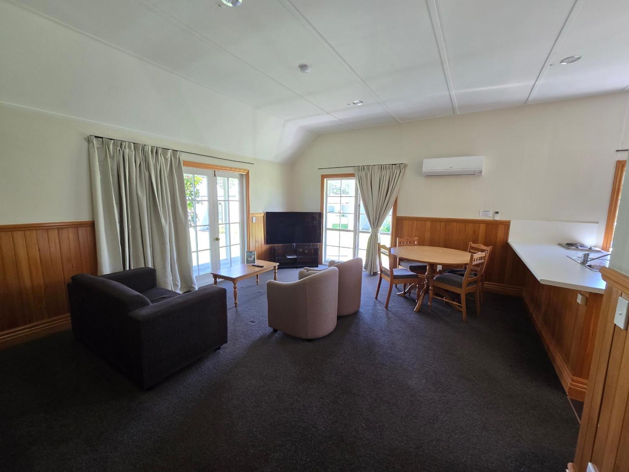 胡卡瀑布品质度假村 陶波 外观 照片 Living room of a two bedroom cottage
