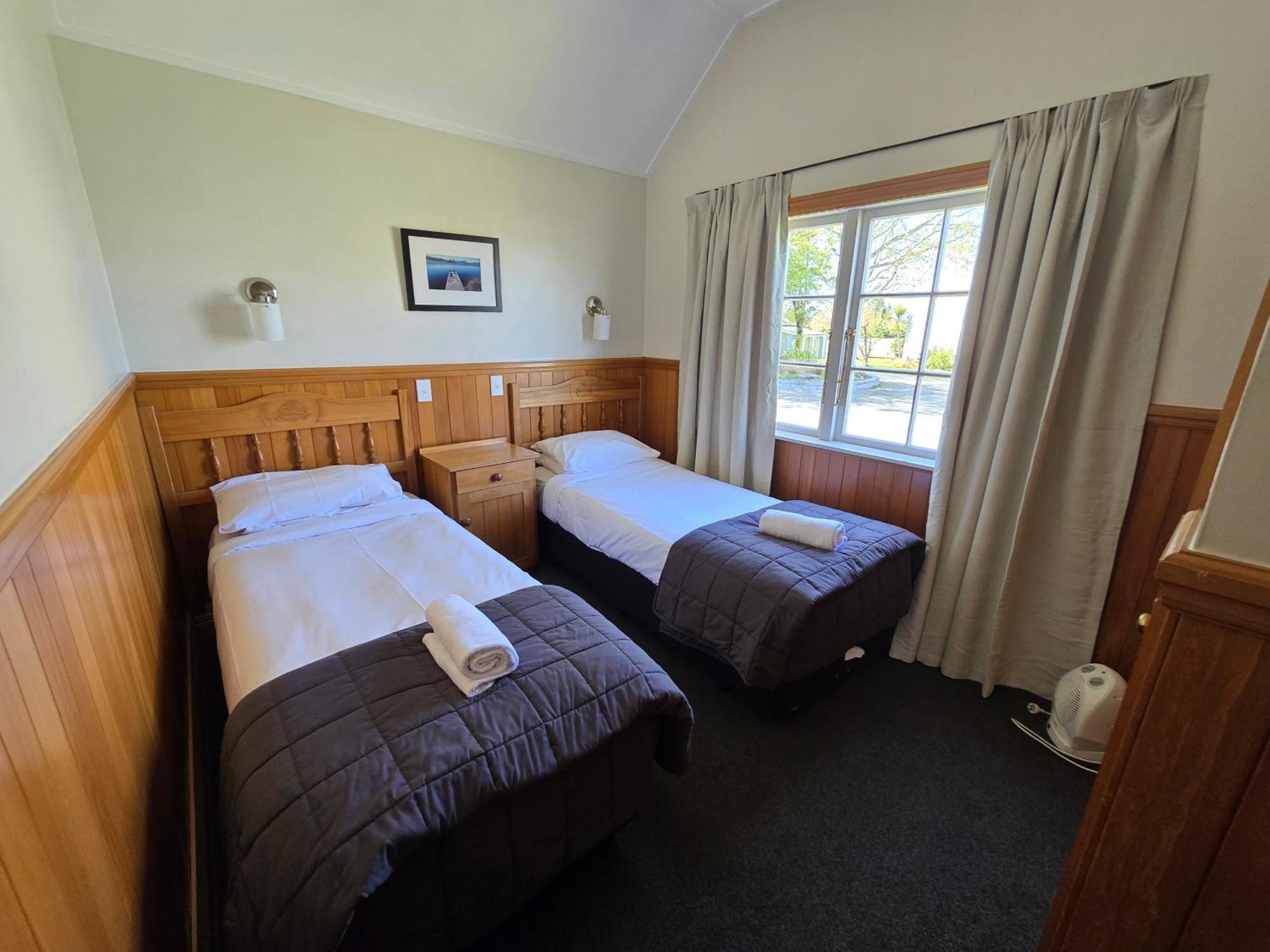 胡卡瀑布品质度假村 陶波 外观 照片 A typical room at the lodge