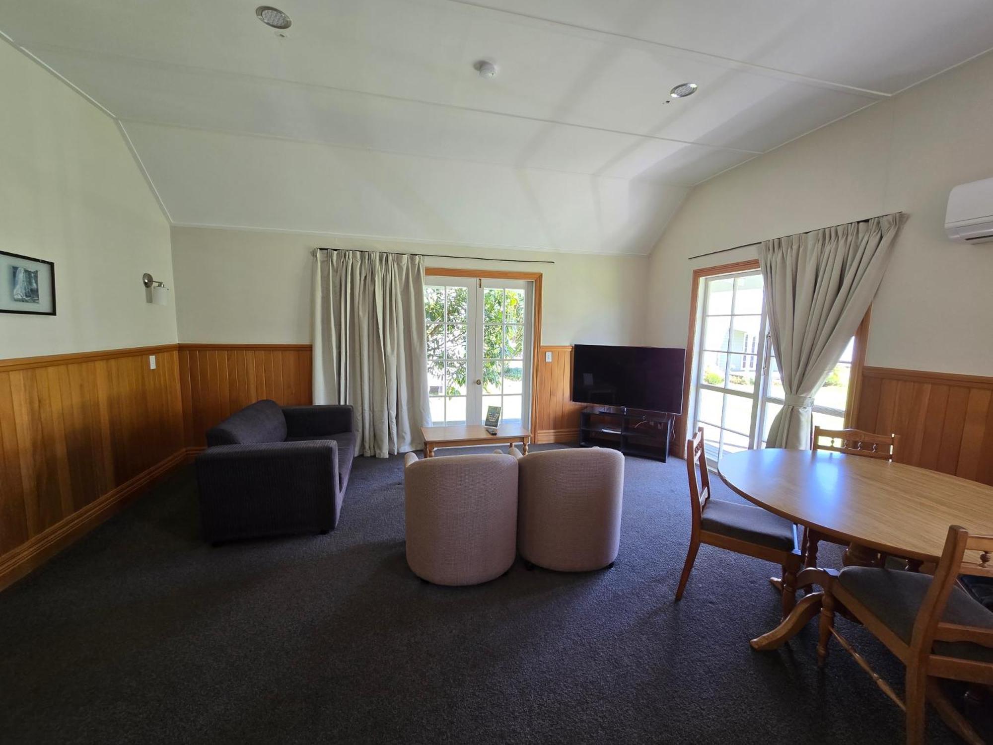 胡卡瀑布品质度假村 陶波 外观 照片 The lounge of a two-bedroom apartment at the hotel