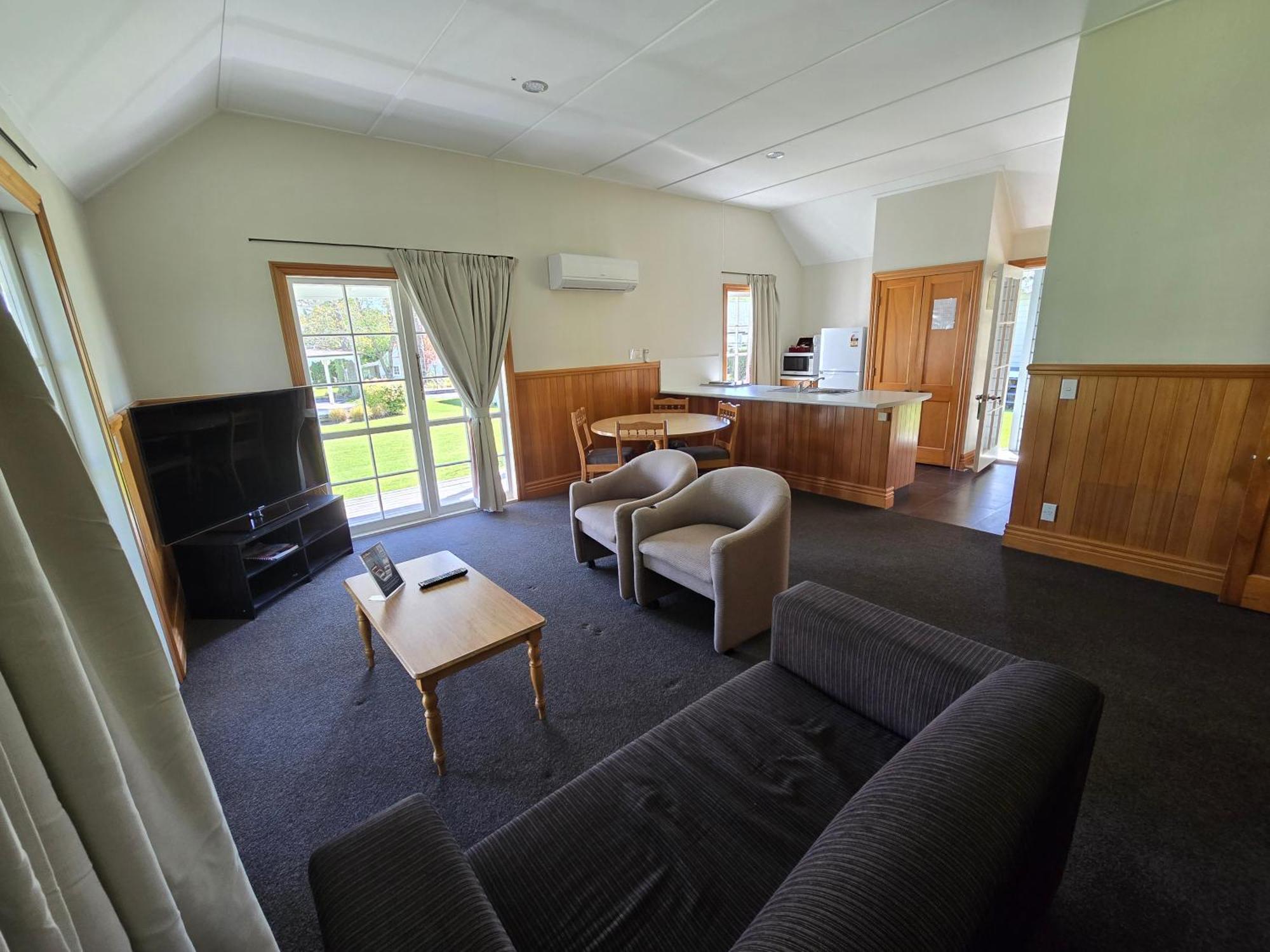 胡卡瀑布品质度假村 陶波 外观 照片 Living area of a two bedroom cottage