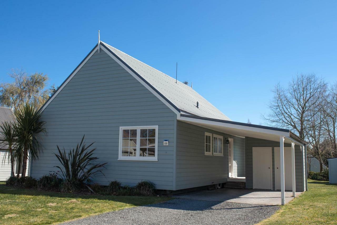 胡卡瀑布品质度假村 陶波 外观 照片 The former school building at Waimate